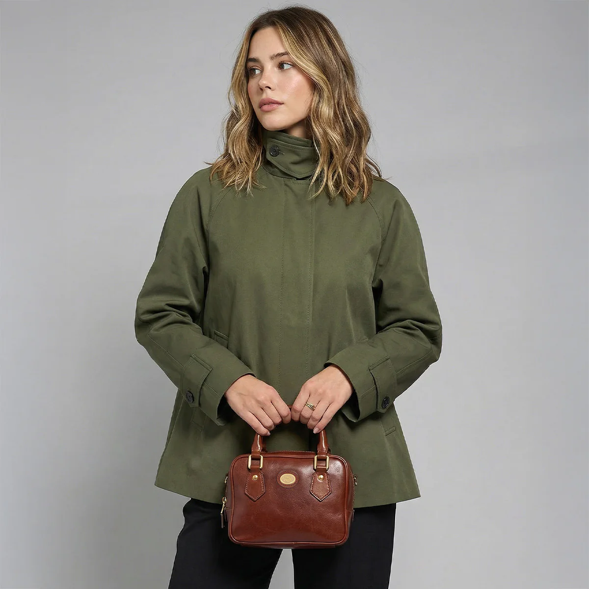 Leather satchel with removable strap - Image 6