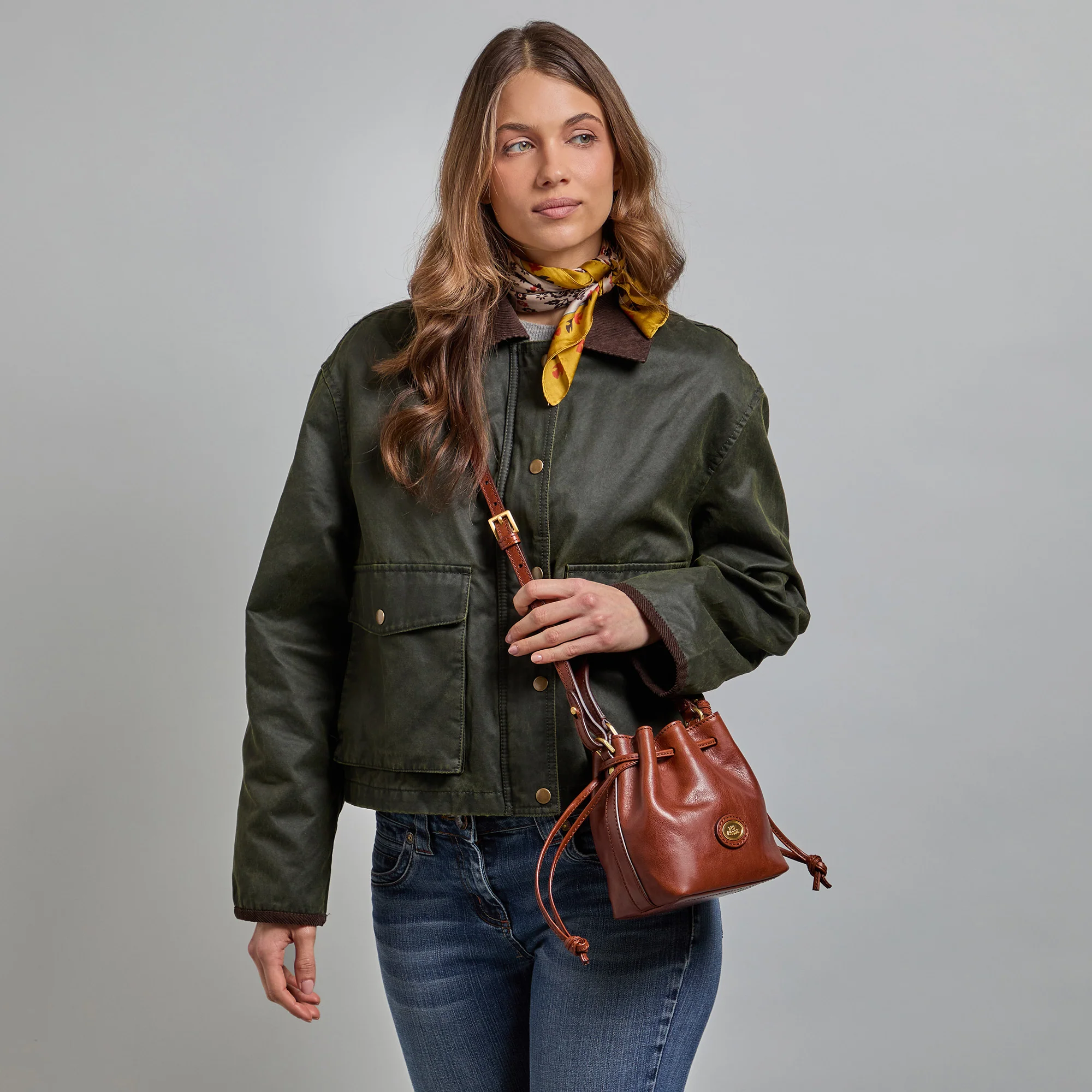 Mini leather bucket bag with shoulder strap - Image 6
