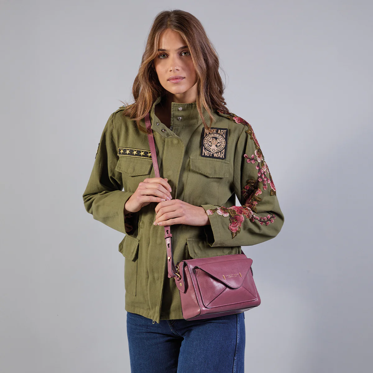 Leather crossbody bag with zip closure - Image 7