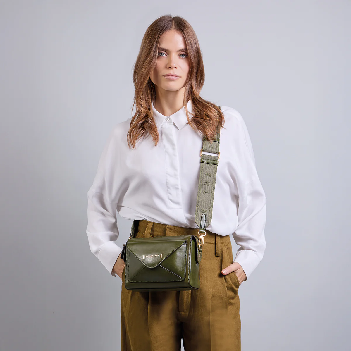 Leather crossbody bag with zip closure - Image 7