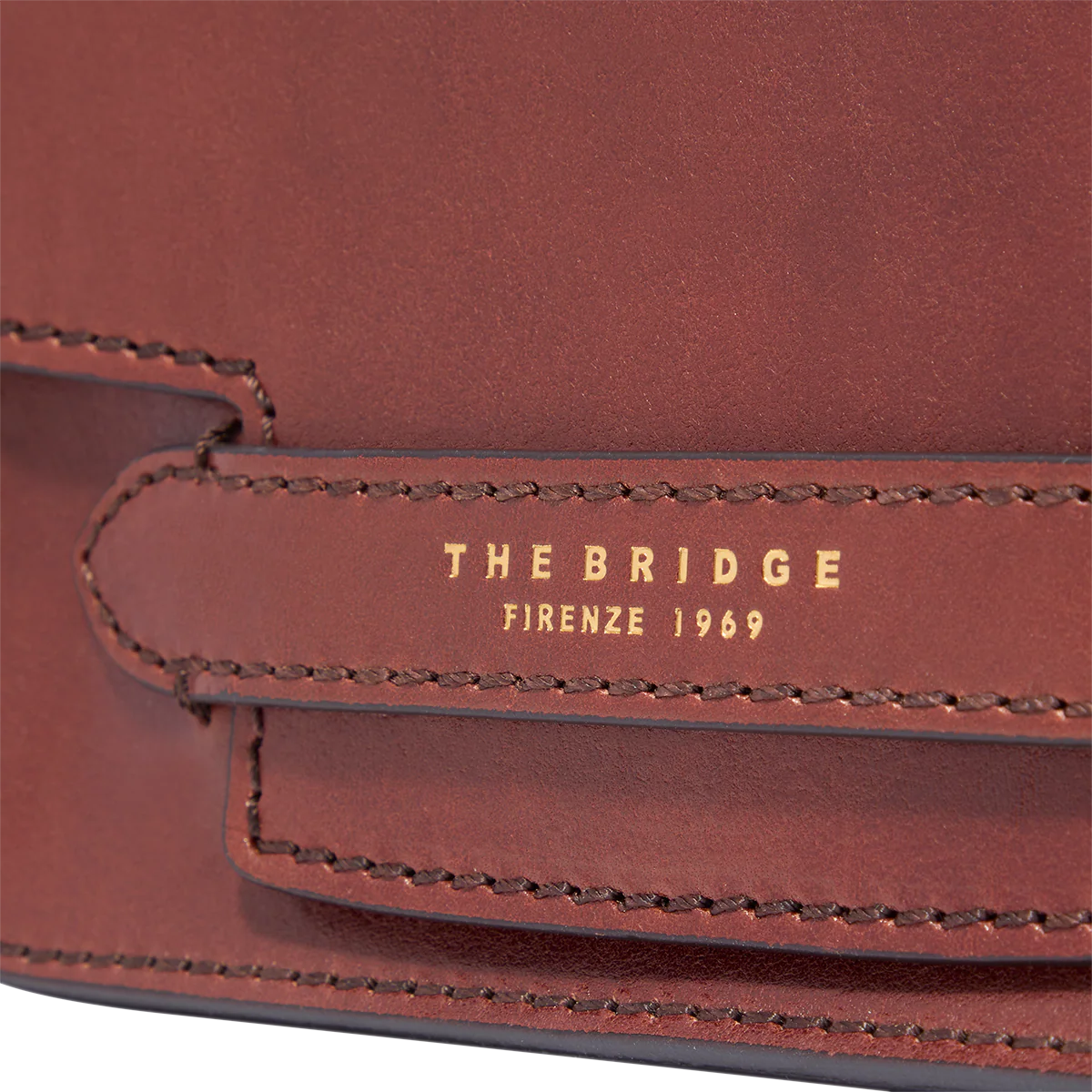 Leather crossbody bag with chain - Image 6