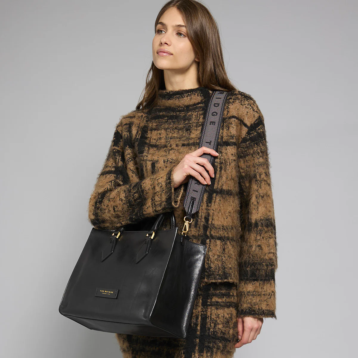 Leather handbag with removable shoulder strap - Image 7