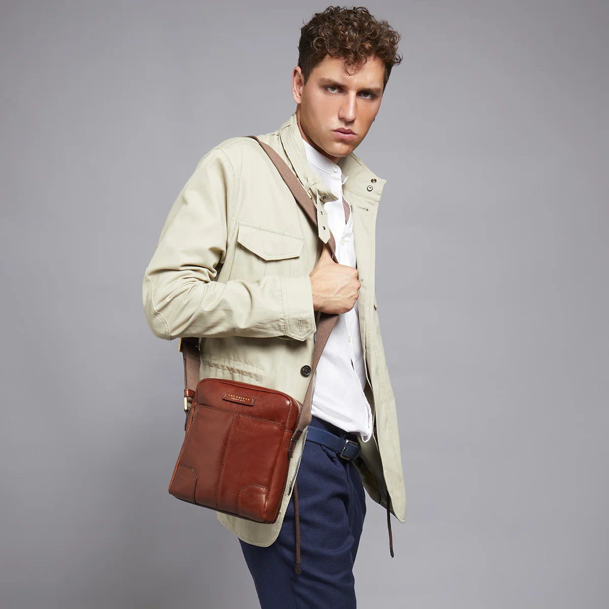 Men's leather crossbody pouch one zip - Image 3