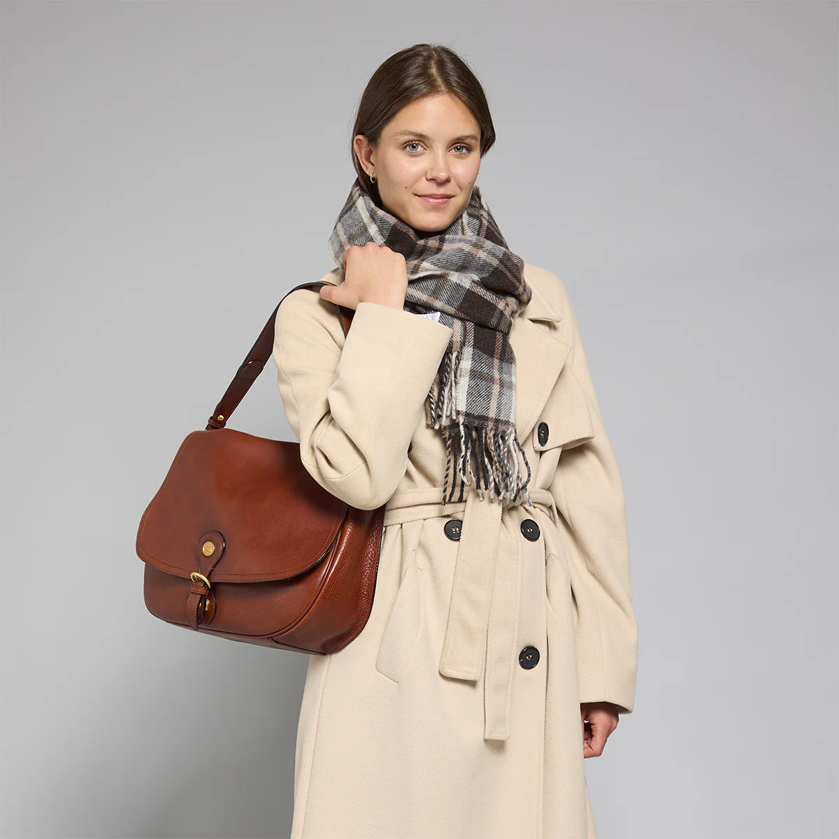 Large leather shoulder bag with front flap - Image 6